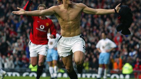 Diego Forlán celebrando un gol con Manchester United en el 2002.