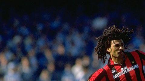 Ruud Gullit y Diego Maradona en un partido entre Milan y Napoli.
