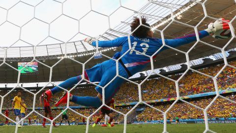 Guillermo Ochoa fue una muralla ante Brasil.