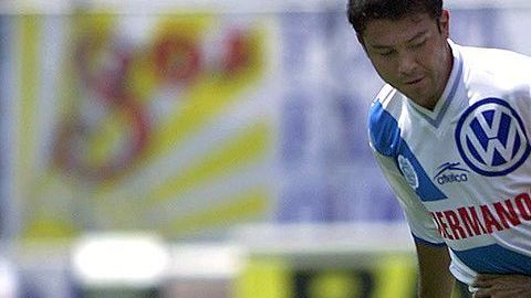 Oscar Mascorro del Puebla y Edgar Vasquez de Atlante en un partido del 2001.