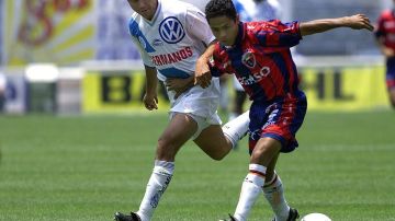 Oscar Mascorro del Puebla y Edgar Vasquez de Atlante en un partido del 2001.
