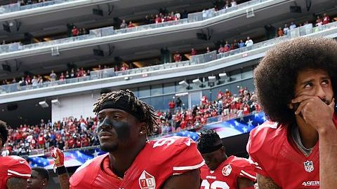 Colin Kaepernick protestando contra el racismo y la violencia policial.