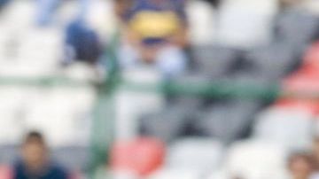 Guillermo Marino barriendose ante el 'Torito' Silva.