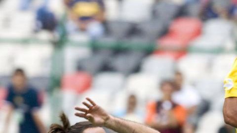 Guillermo Marino barriendose ante el 'Torito' Silva.