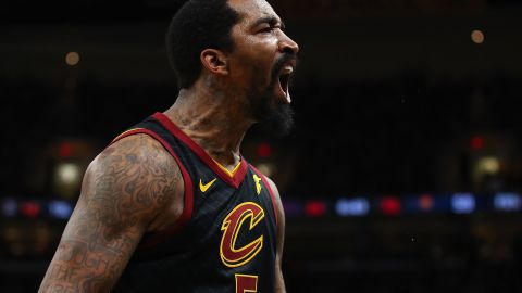 J.R. Smith se salió de control y golpeó a otra persona.