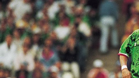 Luis Hernández jugando con la Selección Mexicana en el mundial de Francia 1998.
