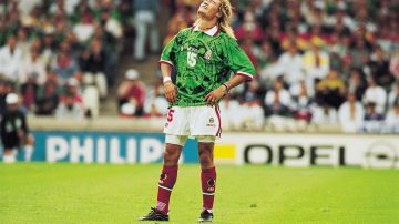 Luis Hernández jugando con la Selección Mexicana en el mundial de Francia 1998.