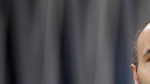 Andrés Iniesta con la ropa de entrenamiento de la Selección de España.