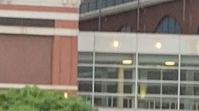 Los manifestantes comenzaron a arrojar botellas hacia la policía. Algunos eran arrestados e introducidos en el Barclays Center. / Foto: Rafael Cores, El Diario NY
