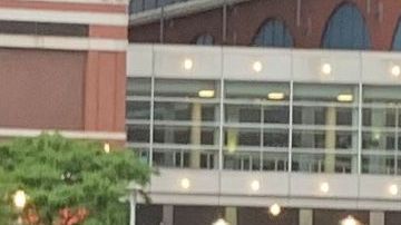 Los manifestantes comenzaron a arrojar botellas hacia la policía. Algunos eran arrestados e introducidos en el Barclays Center. / Foto: Rafael Cores, El Diario NY