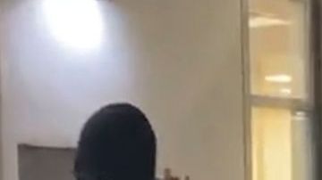 Manifestantes frente a la entrada de CVS en Miami para impedir los actos vandálicos.