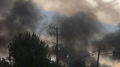 Turba amaga con linchar a policías tras muerte de jovencito por supuesto abuso policial