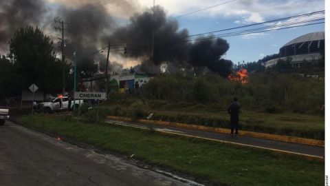 Turba amaga con linchar a policías tras muerte de jovencito por supuesto abuso policial