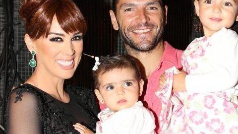 Jacky Bracamontes e hijas.