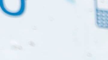 LIM01. LIMA (PERÚ), 03/05/2020. Periodistas trabajan cubriendo la pandemia de coronavirus, este miércoles en las calles de Lima (Perú). Al menos veinte periodistas muertos y más de un centenar de enfermos es el saldo que ha dejado en Perú hasta el momento el paso de la COVID-19, unas cifras desoladoras que dejan en evidencia la cruda realidad del trabajo periodístico en el país andino. EFE/Paolo Aguilar