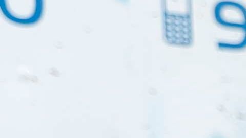 LIM01. LIMA (PERÚ), 03/05/2020. Periodistas trabajan cubriendo la pandemia de coronavirus, este miércoles en las calles de Lima (Perú). Al menos veinte periodistas muertos y más de un centenar de enfermos es el saldo que ha dejado en Perú hasta el momento el paso de la COVID-19, unas cifras desoladoras que dejan en evidencia la cruda realidad del trabajo periodístico en el país andino. EFE/Paolo Aguilar