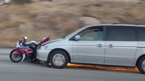 El conductor arrastró la motocicleta por la Autopista 91 al menos tres millas.