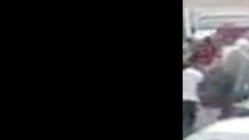 VIDEO: Desarma a policía, dispara y le da a joven en la cabeza; así lo intentaron linchar