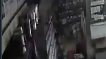 VIDEO: Sicarios matan a hombre con 11 balazos dentro de minisúper