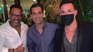 El alcalde de Miami, Francis Suárez, disfrutando de una fiesta ilegal en el restaurante "Swan" de Miami sin mascarilla y sin respetar la distancia social.