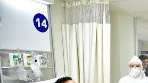 AMLO sin cubrebocas en el hospital.