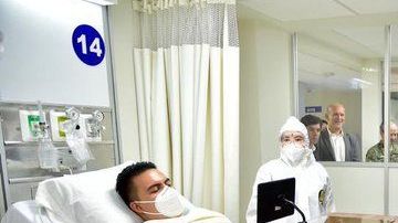 AMLO sin cubrebocas en el hospital.