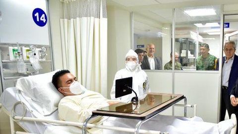 AMLO sin cubrebocas en el hospital.