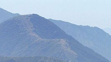 Muchos disfrutan de los paisajes de Angeles Crest Highway en primavera y verano.