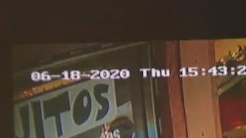 Imagen de la cámara de seguridad que capturó el auto empotrado en el restaurante.