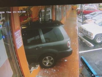 Imagen de la cámara de seguridad que capturó el auto empotrado en el restaurante.