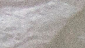 USA2102. EL CENTRO (CA, EEUU), 05/06/2020.- Fotografía del 28 de mayo cedida por Kaiser Health News (KHN) donde aparece la asistente médica Sylvia Cervantes, que generalmente trabaja en el departamento de oncología, mientras evalúa a un paciente que podría tener COVID-19 dentro de la carpa de clasificación en el centro de evaluación para pacientes sospechosos de tener COVID-19 improvisado fuera de El Centro Regional Medical Center en El Centro, California. A pesar que la mayoría de los hospitales de California han logrado prevenir un aumento dramático de pacientes con coronavirus, algunas instalaciones cerca de la frontera con México se han visto desbordadas. EFE/ Heidi de Marco/KHN /SOLO USO EDITORIAL /NO VENTAS