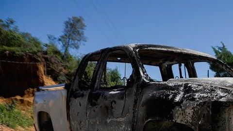 Incendian autos en protesta por fumigaciones.