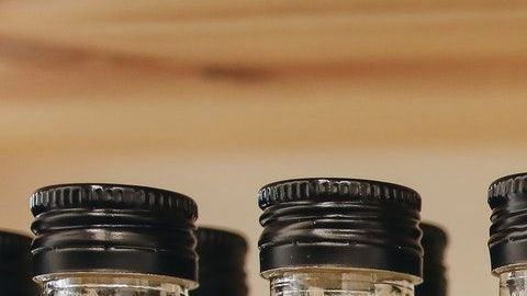 Una botella puede ser tu mejor arma contra las malas vibras.