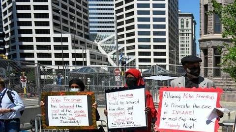 Protesta afuera de la corte en Minneapolis