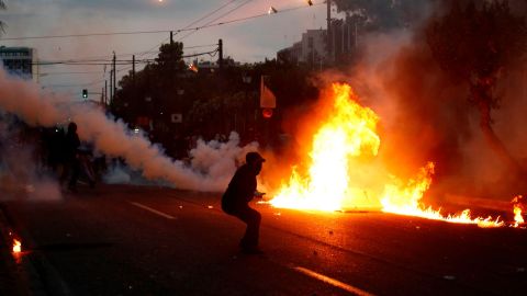 Manifestantes atacaron la embajada de Estados Unidos en Atenas.