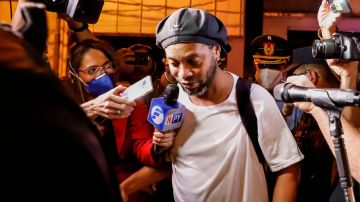 Ronaldinho a su llegada al Hotel Palmaroga, donde cumplirá su arresto domiciliario.