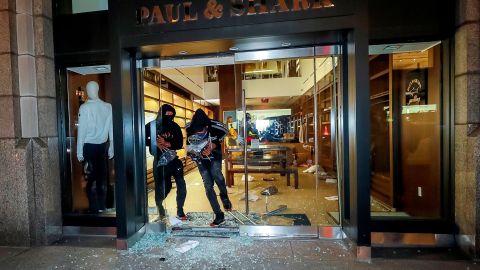 El caos comenzó en Midtown Manhattan horas antes de que entrara en vigor el toque de queda.