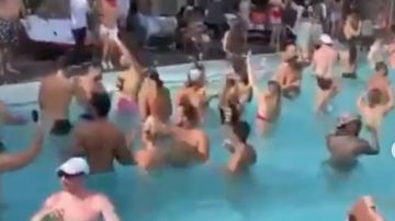 Una fiesta multitudinaria en la piscina del hotel SLS de South Beach en plena pandemia de coronavirus.