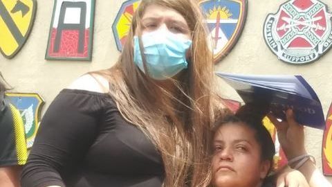 Gloría Guillén (der), madre de Vanessa, habló fuerte en Fort Hood.