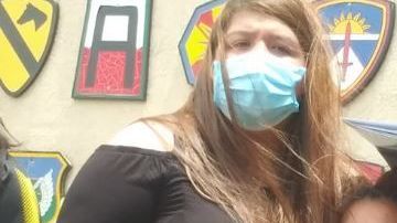 Gloría Guillén (der), madre de Vanessa, habló fuerte en Fort Hood.