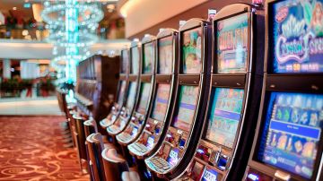 Hay gente recorriendo los casinos regalando dinero a los clientes que usan cubrebocas.
