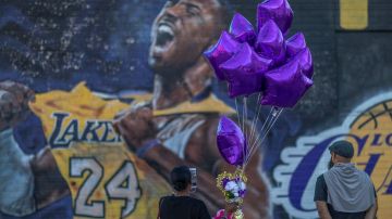 Cientos se acercan a rendir tributo a Kobe Bryant en Los Ángeles.