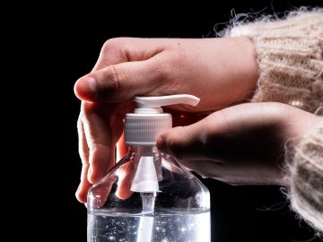 Los CDC recomiendan buscar desinfectantes de manos que tengan al menos un 60% de alcohol.