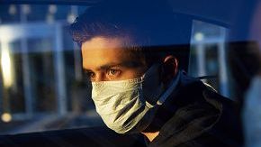 Desechar correctamente los cubrebocas a bordo de un auto es indispensable para evitar futuros contagios.