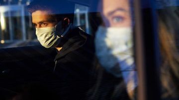 Desechar correctamente los cubrebocas a bordo de un auto es indispensable para evitar futuros contagios.