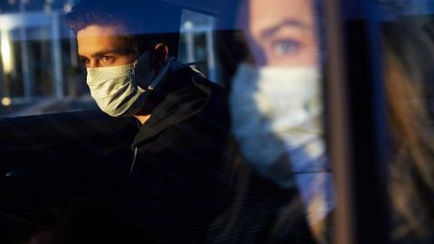 Desechar correctamente los cubrebocas a bordo de un auto es indispensable para evitar futuros contagios.