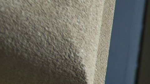 Un hombre entra al edificio del Servicio de Rentas Internas en Washington, DC.