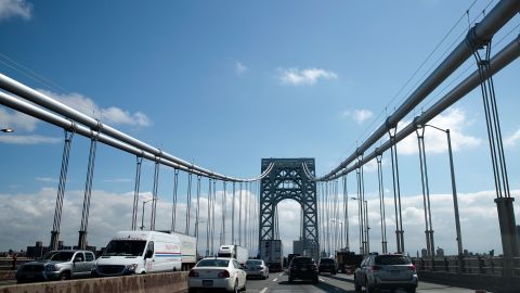 Una camioneta impactó contra la parte trasera de un camión en el puente de George Washington.