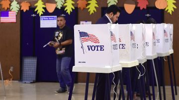 Algunos electores prefirieron votar temprano o por correo para evitar largas filas el día de las elecciones de medio término, el próximo martes 8 de noviembre.