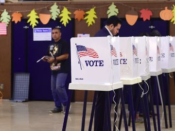 Algunos electores prefirieron votar temprano o por correo para evitar largas filas el día de las elecciones de medio término, el próximo martes 8 de noviembre.